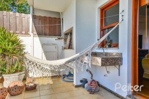 Casa em Condomínio à venda com 245m², 3 dormitórios, 1 suíte, 3 vagas, no bairro Vila Assunção em Porto Alegre