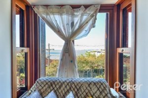 Casa em Condomínio à venda com 245m², 3 dormitórios, 1 suíte, 3 vagas, no bairro Vila Assunção em Porto Alegre