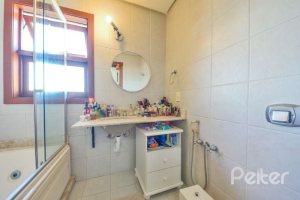 Casa em Condomínio à venda com 245m², 3 dormitórios, 1 suíte, 3 vagas, no bairro Vila Assunção em Porto Alegre