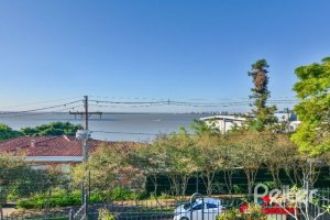 Casa em Condomínio à venda com 245m², 3 dormitórios, 1 suíte, 3 vagas, no bairro Vila Assunção em Porto Alegre