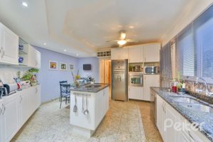 Casa à venda com 399m², 3 dormitórios, 3 suítes, 4 vagas, no bairro Nonoai em Porto Alegre