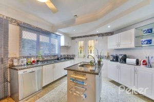 Casa à venda com 399m², 3 dormitórios, 3 suítes, 4 vagas, no bairro Nonoai em Porto Alegre