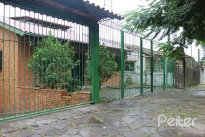 Casa à venda com 354m², 3 dormitórios, 2 suítes, 4 vagas, no bairro Ipanema em Porto Alegre