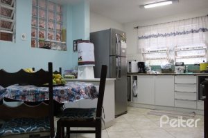 Casa à venda com 354m², 3 dormitórios, 2 suítes, 4 vagas, no bairro Ipanema em Porto Alegre