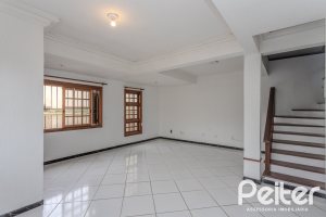 Casa à venda com 309m², 4 dormitórios, 1 suíte, 3 vagas, no bairro Teresópolis em Porto Alegre