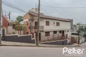 Casa à venda com 309m², 4 dormitórios, 1 suíte, 3 vagas, no bairro Teresópolis em Porto Alegre