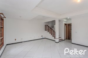 Casa à venda com 309m², 4 dormitórios, 1 suíte, 3 vagas, no bairro Teresópolis em Porto Alegre