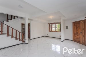 Casa à venda com 309m², 4 dormitórios, 1 suíte, 3 vagas, no bairro Teresópolis em Porto Alegre