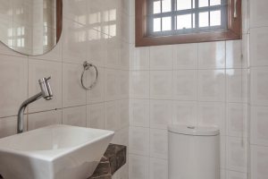 Casa à venda com 309m², 4 dormitórios, 1 suíte, 3 vagas, no bairro Teresópolis em Porto Alegre