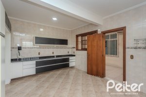 Casa à venda com 309m², 4 dormitórios, 1 suíte, 3 vagas, no bairro Teresópolis em Porto Alegre