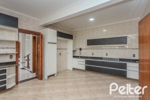 Casa à venda com 309m², 4 dormitórios, 1 suíte, 3 vagas, no bairro Teresópolis em Porto Alegre