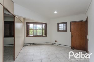 Casa à venda com 309m², 4 dormitórios, 1 suíte, 3 vagas, no bairro Teresópolis em Porto Alegre