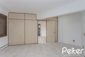 Casa à venda com 309m², 4 dormitórios, 1 suíte, 3 vagas, no bairro Teresópolis em Porto Alegre