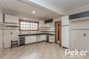 Casa à venda com 309m², 4 dormitórios, 1 suíte, 3 vagas, no bairro Teresópolis em Porto Alegre