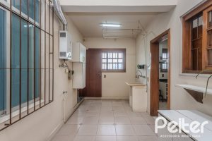 Casa à venda com 309m², 4 dormitórios, 1 suíte, 3 vagas, no bairro Teresópolis em Porto Alegre