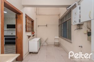 Casa à venda com 309m², 4 dormitórios, 1 suíte, 3 vagas, no bairro Teresópolis em Porto Alegre