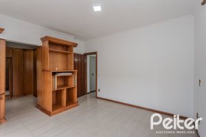 Casa à venda com 309m², 4 dormitórios, 1 suíte, 3 vagas, no bairro Teresópolis em Porto Alegre