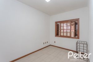 Casa à venda com 309m², 4 dormitórios, 1 suíte, 3 vagas, no bairro Teresópolis em Porto Alegre
