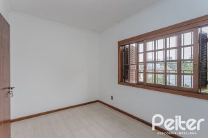 Casa à venda com 309m², 4 dormitórios, 1 suíte, 3 vagas, no bairro Teresópolis em Porto Alegre