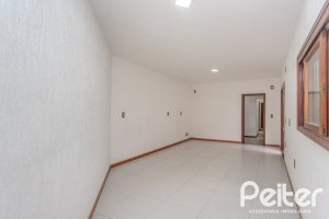 Casa à venda com 309m², 4 dormitórios, 1 suíte, 3 vagas, no bairro Teresópolis em Porto Alegre