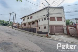 Casa à venda com 309m², 4 dormitórios, 1 suíte, 3 vagas, no bairro Teresópolis em Porto Alegre