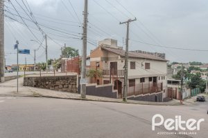 Casa à venda com 309m², 4 dormitórios, 1 suíte, 3 vagas, no bairro Teresópolis em Porto Alegre