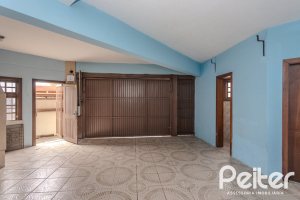 Casa à venda com 309m², 4 dormitórios, 1 suíte, 3 vagas, no bairro Teresópolis em Porto Alegre