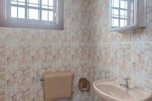 Casa à venda com 309m², 4 dormitórios, 1 suíte, 3 vagas, no bairro Teresópolis em Porto Alegre