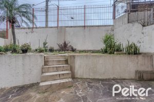 Casa à venda com 309m², 4 dormitórios, 1 suíte, 3 vagas, no bairro Teresópolis em Porto Alegre