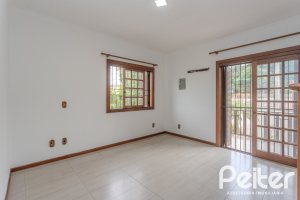 Comercial à venda com 309m², 4 dormitórios, 1 suíte, 3 vagas, no bairro Teresópolis em Porto Alegre
