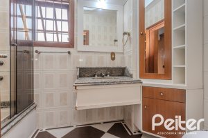 Comercial à venda com 309m², 4 dormitórios, 1 suíte, 3 vagas, no bairro Teresópolis em Porto Alegre