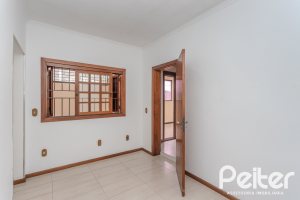 Comercial à venda com 309m², 4 dormitórios, 1 suíte, 3 vagas, no bairro Teresópolis em Porto Alegre