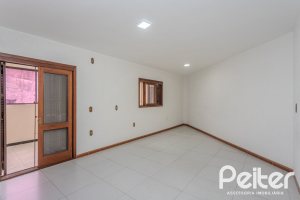 Comercial à venda com 309m², 4 dormitórios, 1 suíte, 3 vagas, no bairro Teresópolis em Porto Alegre