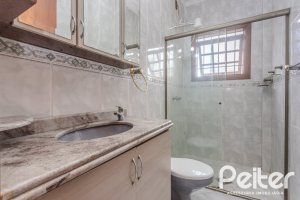 Comercial à venda com 309m², 4 dormitórios, 1 suíte, 3 vagas, no bairro Teresópolis em Porto Alegre