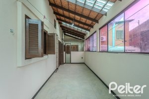 Comercial à venda com 309m², 4 dormitórios, 1 suíte, 3 vagas, no bairro Teresópolis em Porto Alegre