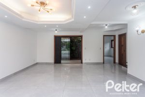 Casa à venda com 240m², 3 dormitórios, 1 suíte, 2 vagas, no bairro Ipanema em Porto Alegre