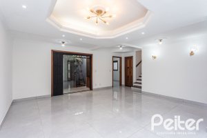 Casa à venda com 240m², 3 dormitórios, 1 suíte, 2 vagas, no bairro Ipanema em Porto Alegre