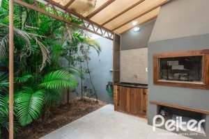Casa à venda com 240m², 3 dormitórios, 1 suíte, 2 vagas, no bairro Ipanema em Porto Alegre