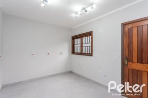 Casa à venda com 240m², 3 dormitórios, 1 suíte, 2 vagas, no bairro Ipanema em Porto Alegre