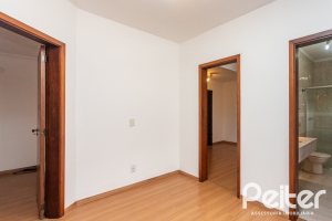 Casa à venda com 240m², 3 dormitórios, 1 suíte, 2 vagas, no bairro Ipanema em Porto Alegre