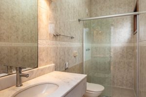 Casa à venda com 240m², 3 dormitórios, 1 suíte, 2 vagas, no bairro Ipanema em Porto Alegre