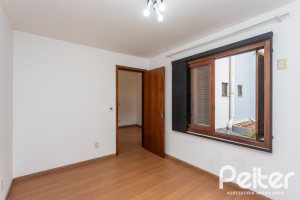 Casa à venda com 240m², 3 dormitórios, 1 suíte, 2 vagas, no bairro Ipanema em Porto Alegre
