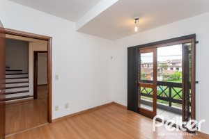 Casa à venda com 240m², 3 dormitórios, 1 suíte, 2 vagas, no bairro Ipanema em Porto Alegre