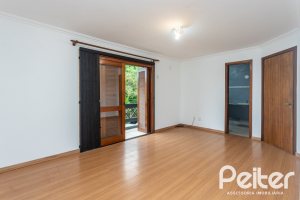 Casa à venda com 240m², 3 dormitórios, 1 suíte, 2 vagas, no bairro Ipanema em Porto Alegre