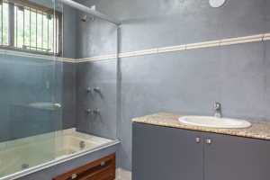Casa à venda com 240m², 3 dormitórios, 1 suíte, 2 vagas, no bairro Ipanema em Porto Alegre