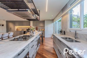 Casa à venda com 400m², 4 dormitórios, 4 suítes, 4 vagas, no bairro Vila Assunção em Porto Alegre