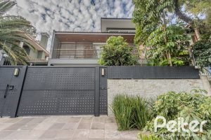Casa à venda com 400m², 4 dormitórios, 4 suítes, 4 vagas, no bairro Vila Assunção em Porto Alegre