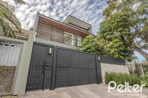 Casa à venda com 400m², 4 dormitórios, 4 suítes, 4 vagas, no bairro Vila Assunção em Porto Alegre