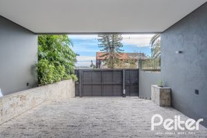 Casa à venda com 400m², 4 dormitórios, 4 suítes, 4 vagas, no bairro Vila Assunção em Porto Alegre