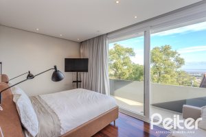 Casa à venda com 400m², 4 dormitórios, 4 suítes, 4 vagas, no bairro Vila Assunção em Porto Alegre